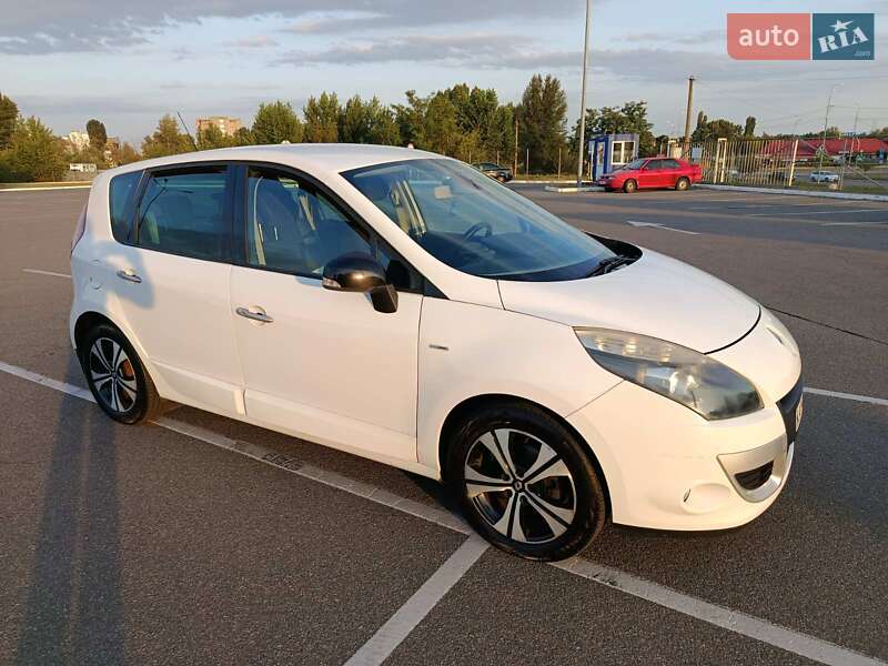 Минивэн Renault Scenic 2011 в 
