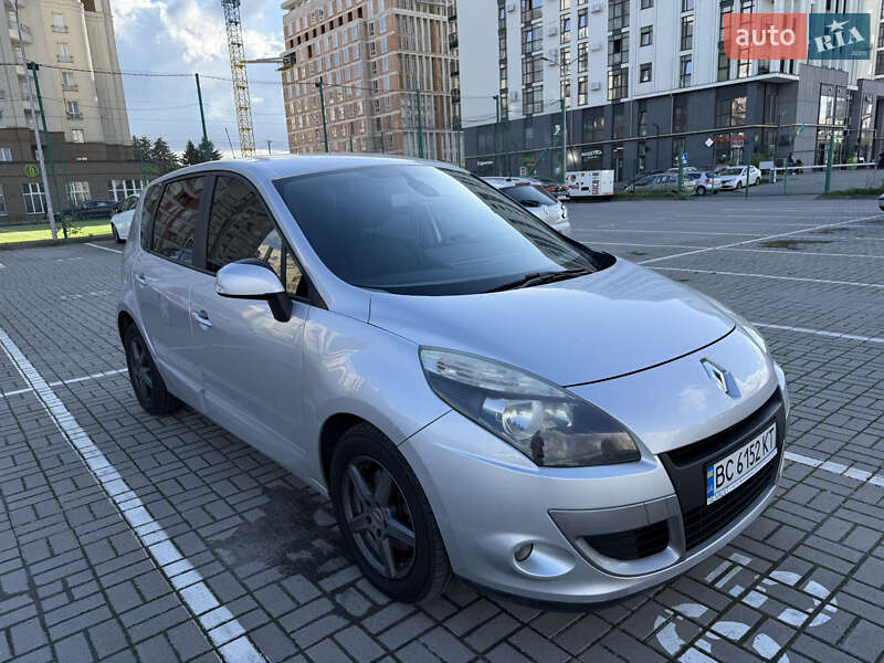 Минивэн Renault Scenic 2012 в 