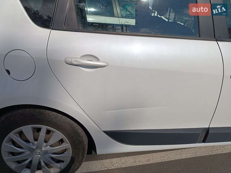 Минивэн Renault Scenic 2012 в Малине