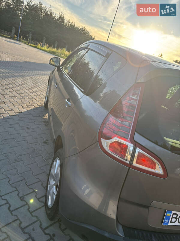 Минивэн Renault Scenic 2011 в Судовой Вишне