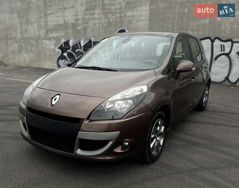Минивэн Renault Scenic 2011 в 