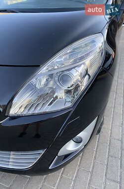 Минивэн Renault Scenic 2011 в 