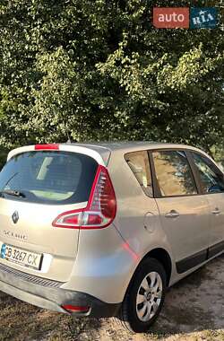 Минивэн Renault Scenic 2010 в 