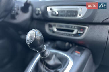 Минивэн Renault Scenic 2015 в 
