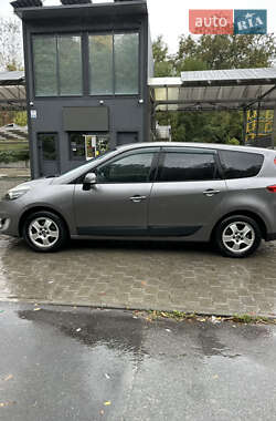 Минивэн Renault Scenic 2012 в 