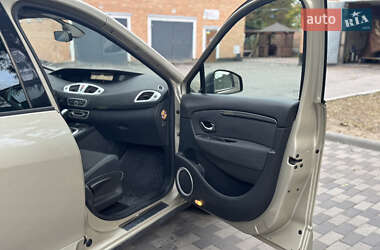 Минивэн Renault Scenic 2010 в 