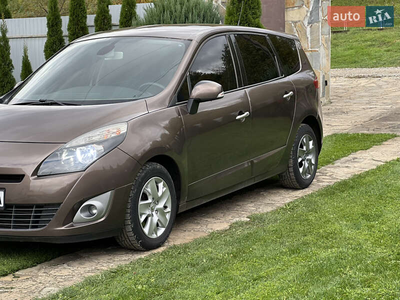 Минивэн Renault Scenic 2011 в 