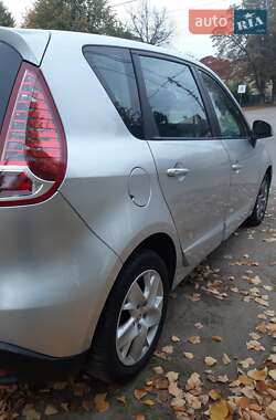 Минивэн Renault Scenic 2011 в 