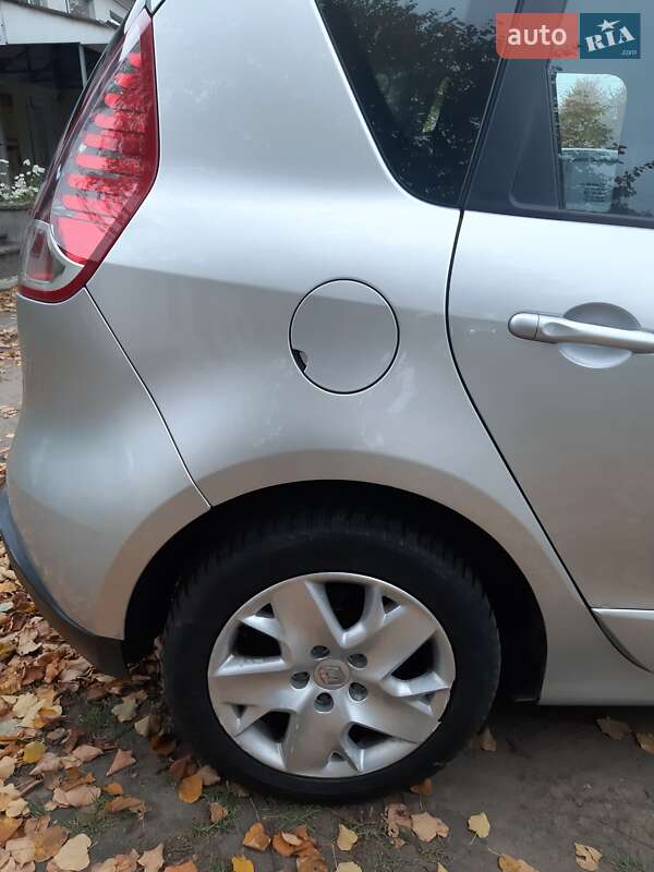 Минивэн Renault Scenic 2011 в Хороле
