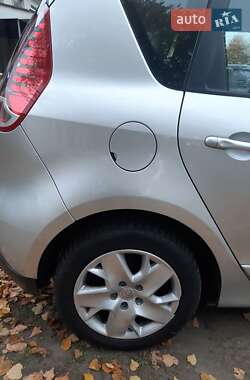 Минивэн Renault Scenic 2011 в 