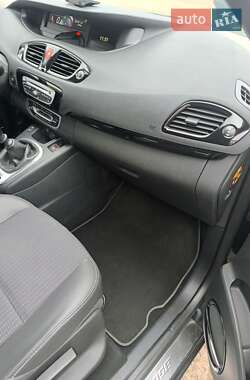 Минивэн Renault Scenic 2011 в 