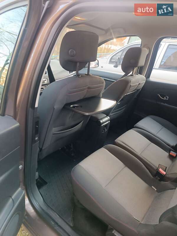 Мінівен Renault Scenic 2013 в  фото Мінівен Renault Scenic 2013 в