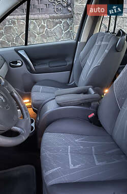 Минивэн Renault Scenic 2005 в  фото 41 Минивэн Renault Scenic 2005 в