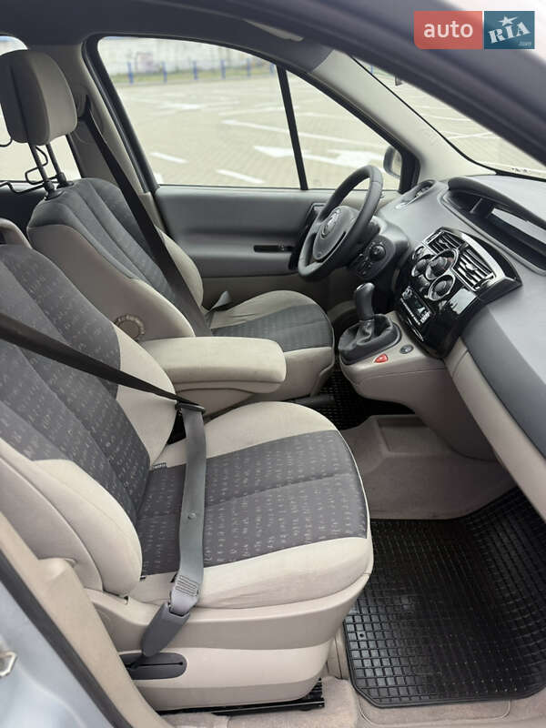 Мінівен Renault Scenic 2004 в Нововолинську