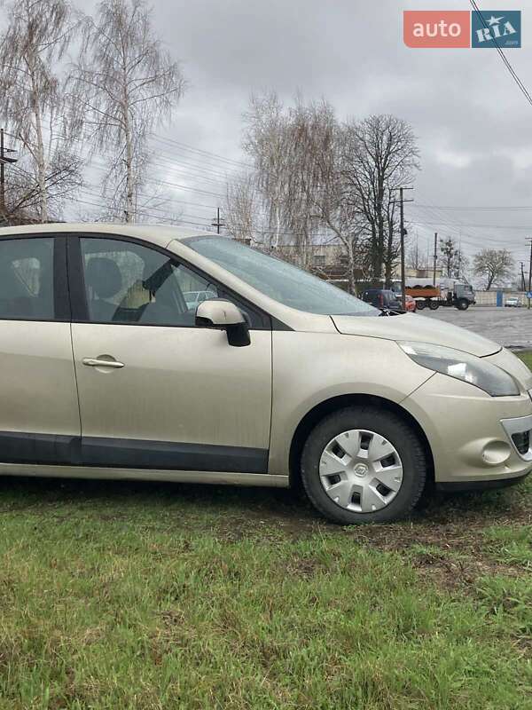 Мінівен Renault Scenic 2009 в Миргороді