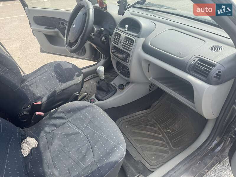 Седан Renault Symbol 2004 в Белогородке
