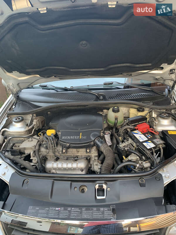 Седан Renault Symbol 2010 в Сарнах