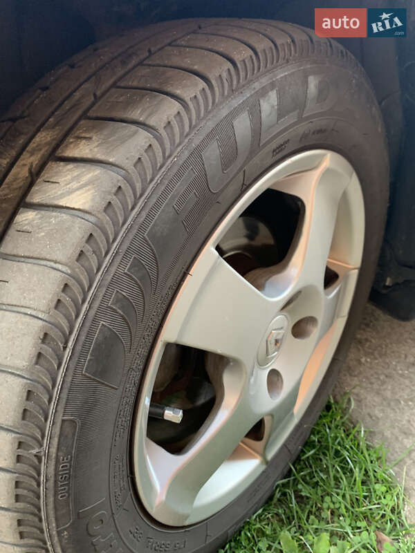 Седан Renault Symbol 2010 в Сарнах