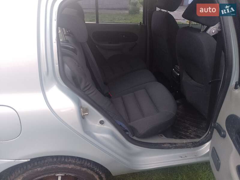 Седан Renault Symbol 2004 в Остроге