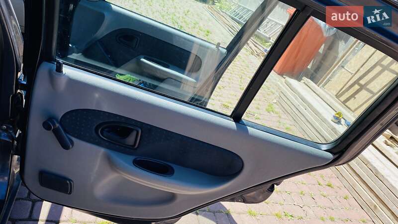 Седан Renault Thalia 2004 в Хусті