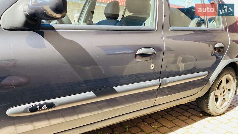 Седан Renault Thalia 2004 в Хусті