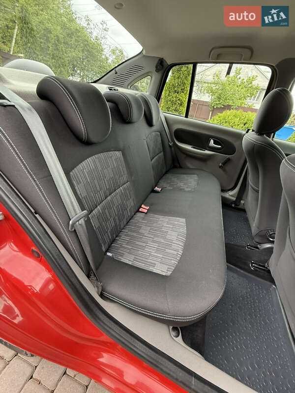 Седан Renault Thalia 2009 в Косове фото 28 Седан Renault Thalia 2009 в Косове