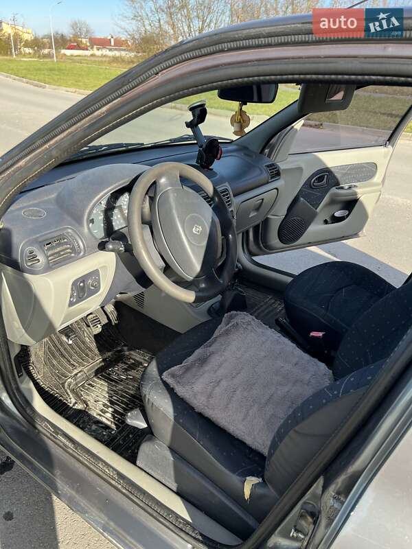 Седан Renault Thalia 2003 в Радехове