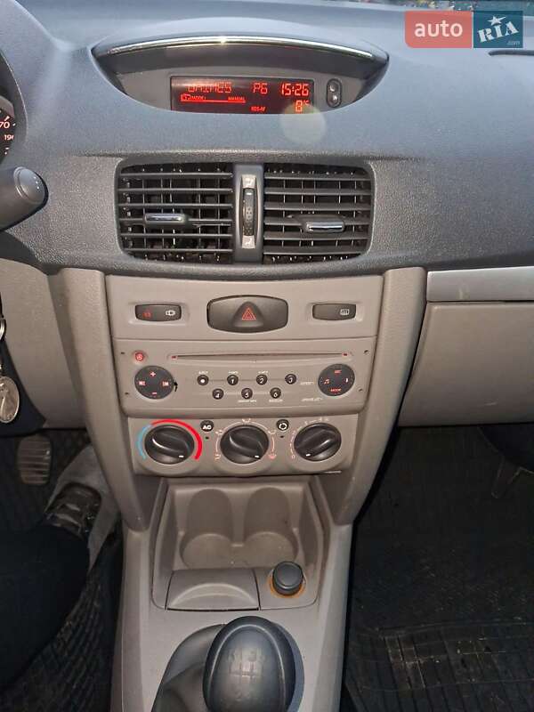 Седан Renault Thalia 2011 в Мукачево