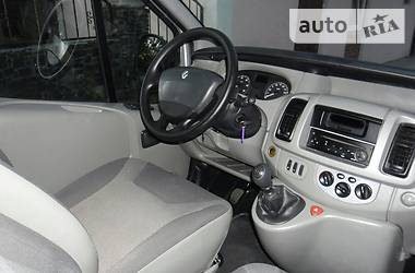 Вантажопасажирський фургон Renault Trafic 2009 в 