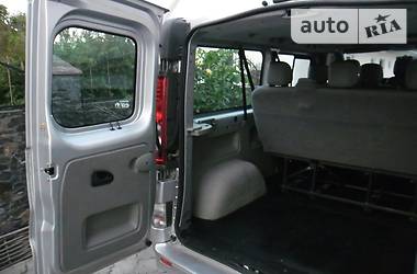 Вантажопасажирський фургон Renault Trafic 2009 в 