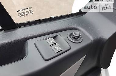 Вантажопасажирський фургон Renault Trafic 2015 в 