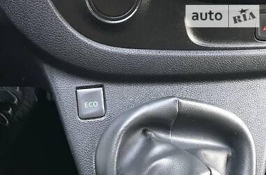 Вантажопасажирський фургон Renault Trafic 2015 в 