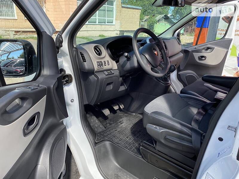 Вантажопасажирський фургон Renault Trafic 2016 в Полтаві