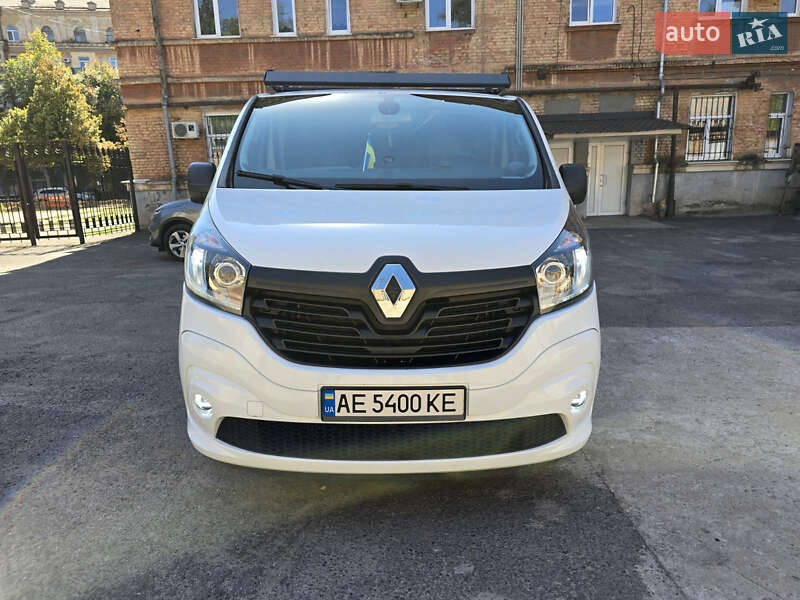 Минивэн Renault Trafic 2015 в 