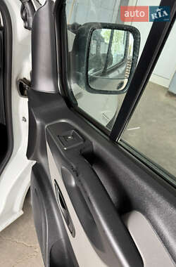 Грузовой фургон Renault Trafic 2015 в 