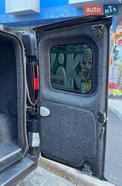 Вантажопасажирський фургон Renault Trafic 2011 в 