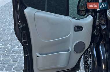 Вантажопасажирський фургон Renault Trafic 2011 в 