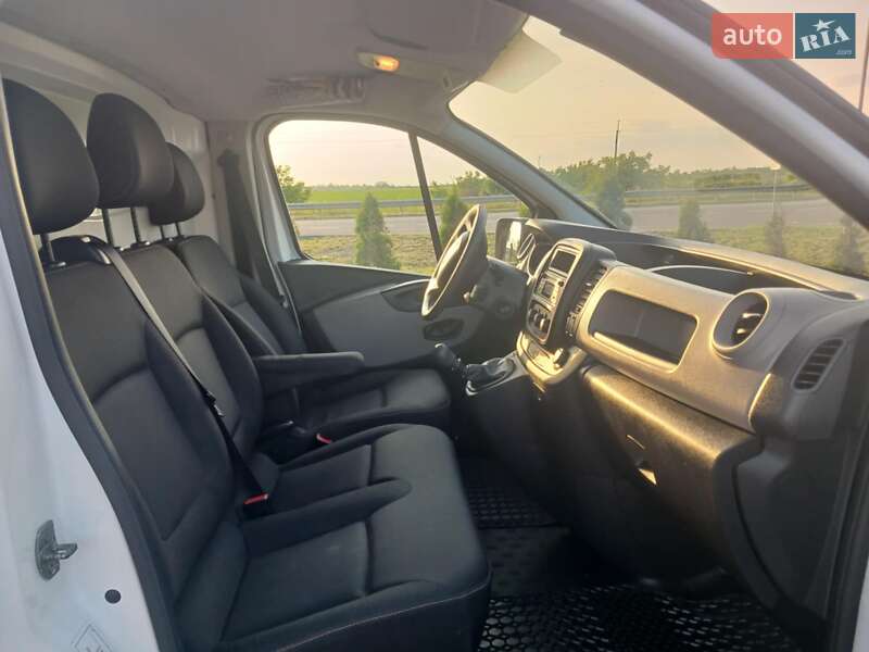 Грузовой фургон Renault Trafic 2016 в Красном