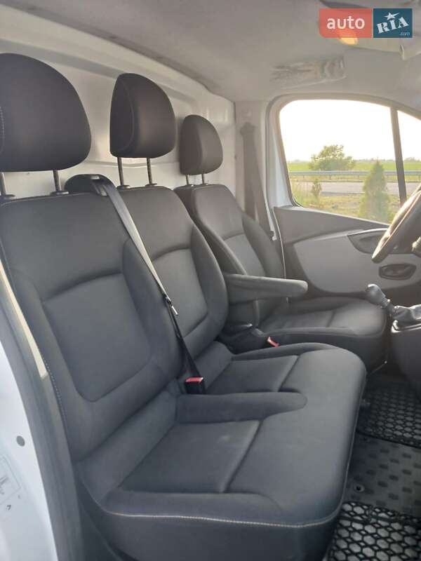 Грузовой фургон Renault Trafic 2016 в Красном