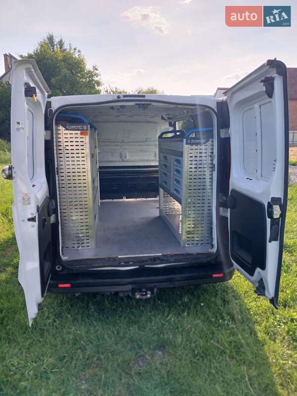 Грузовой фургон Renault Trafic 2016 в Красном