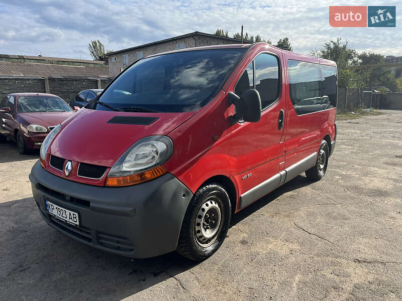 Вантажний фургон Renault Trafic 2004 в Волочиську