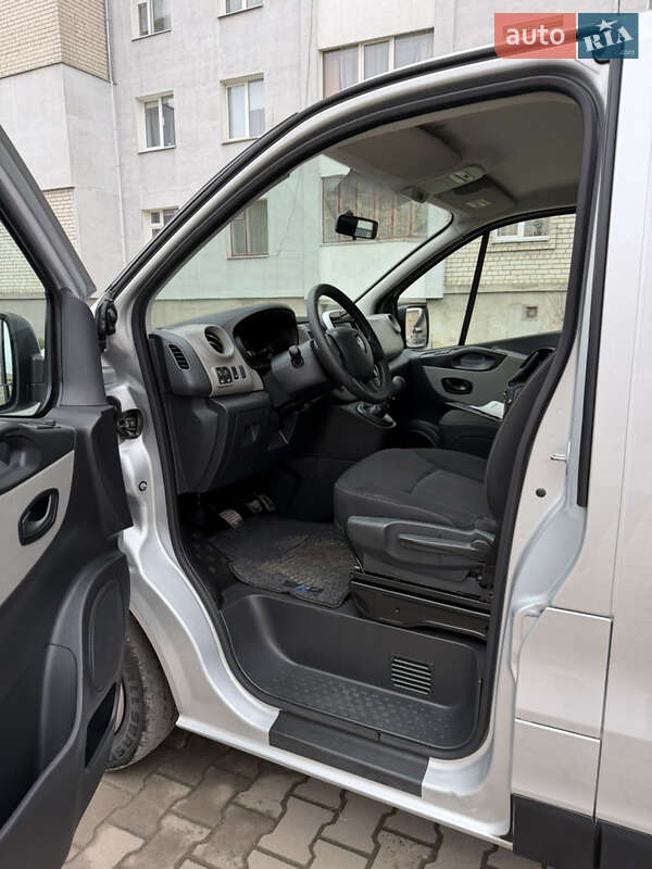 Грузопассажирский фургон Renault Trafic 2017 в Дубно