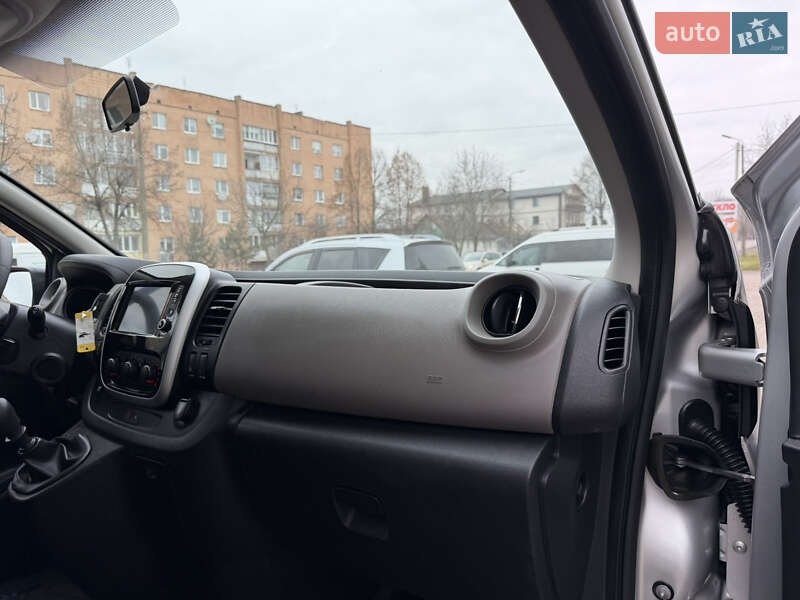 Грузопассажирский фургон Renault Trafic 2017 в Дубно