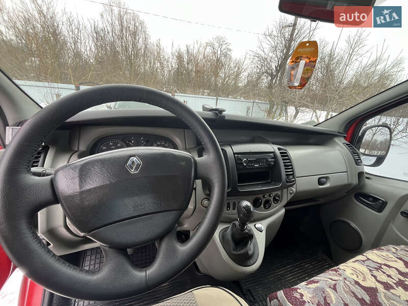 Вантажний фургон Renault Trafic 2004 в Волочиську