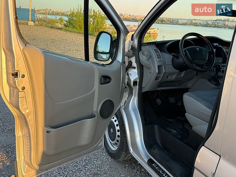 Вантажопасажирський фургон Renault Trafic 2012 в Дніпрі