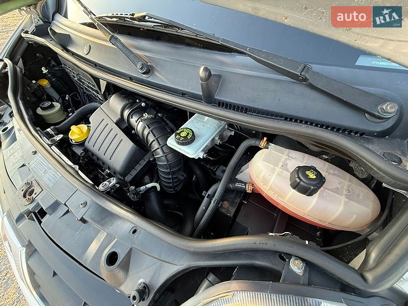 Вантажопасажирський фургон Renault Trafic 2012 в Дніпрі