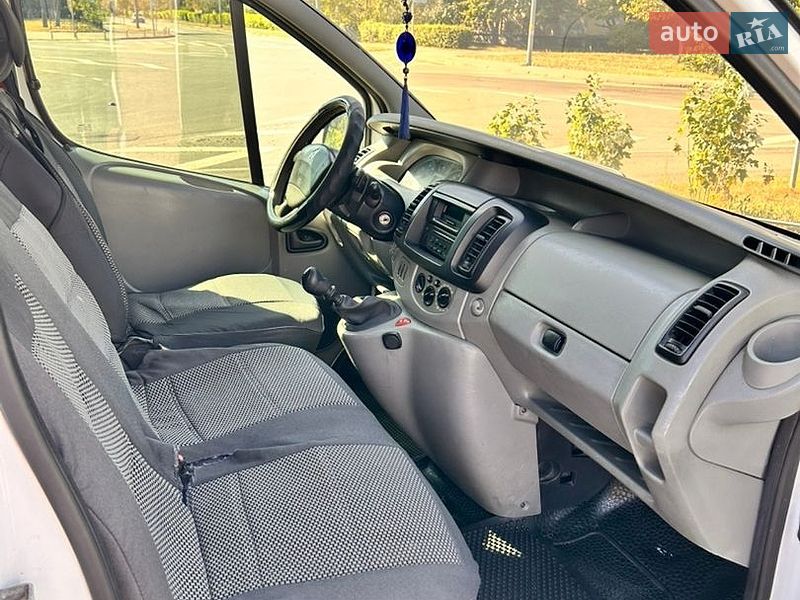 Вантажопасажирський фургон Renault Trafic 2003 в Києві
