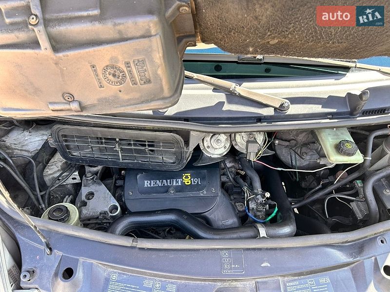 Вантажопасажирський фургон Renault Trafic 2003 в Києві
