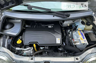 Хэтчбек Renault Twingo 2005 в 