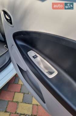 Хэтчбек Renault Zoe 2013 в 